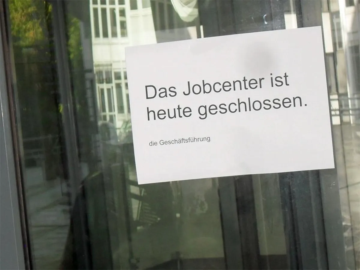 Ein 52-Jähriger hat gestern in Neuss eine 32-jährige Mitarbeiterin des Jobcenters erstochen