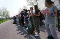 Bild: 650 Menschen demonstrieren vor Schweinehochhaus - Tierhalteverbot und Schließung gefordert