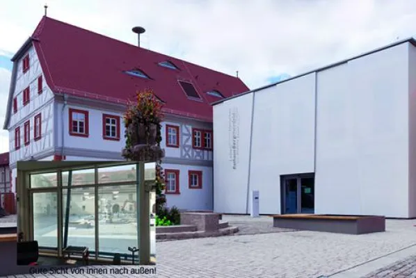 Bild: Roho Textilfassaden: das schicke Hemd fürs Haus sieht gut aus und sorgt sowohl innen als auch außen für besseres Klima