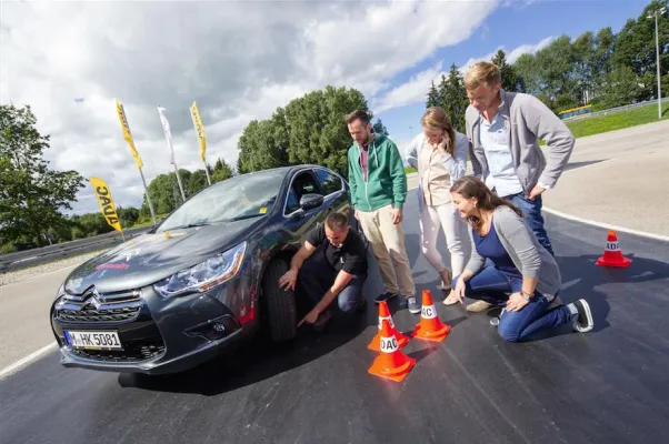 Bild: Immer mehr junge Autofahrer nutzen das Angebot zum Fahrsicherheitstraining in Leipzig und Dresden.