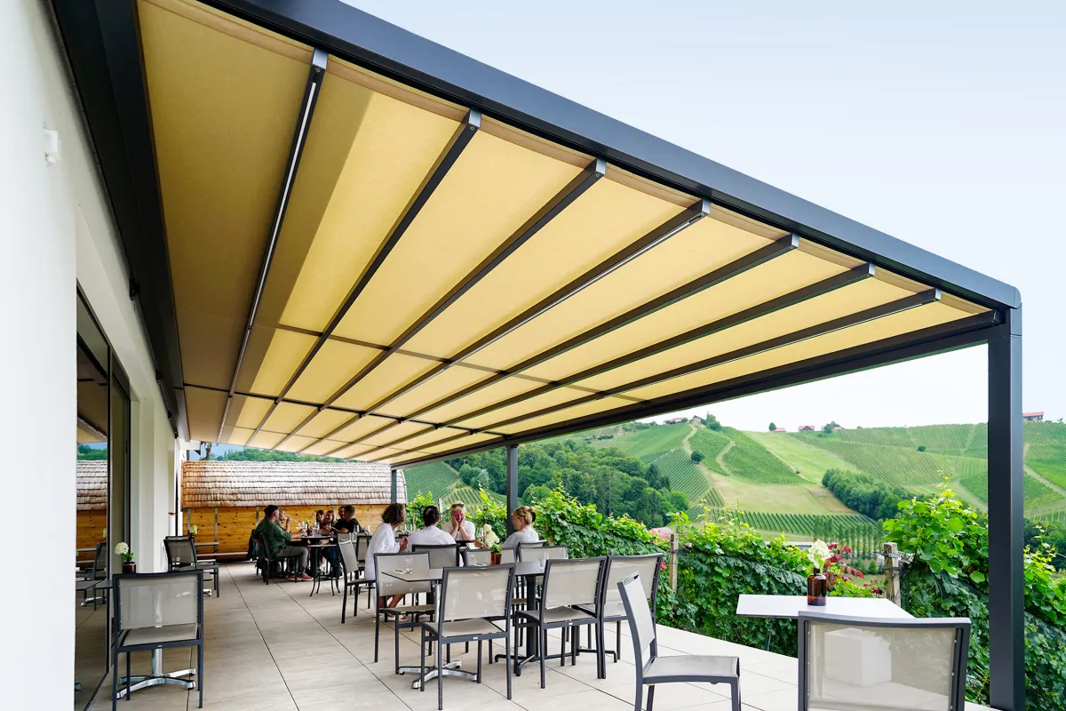 Die „pergola stretch“ von markilux schützt die Gäste der „Weinschmiede 18“ vor Wind und Kälte. (© markilux)