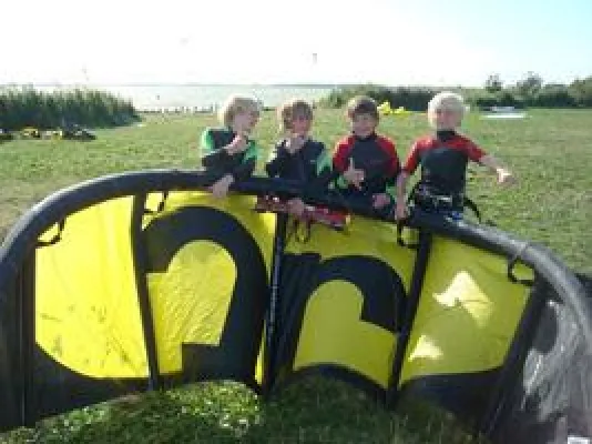 Bild: Kitekids- Kitesurfen und Englisch lernen im Sommercamp