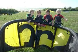 Kitekids- Kitesurfen und Englisch lernen im Sommercamp Bild: Kitekids- Kitesurfen und Englisch lernen im Sommercamp