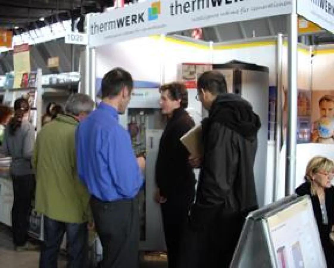 Geschäftsführer Thomas Stahl (2. v. l.) beim Beratungsgespräch