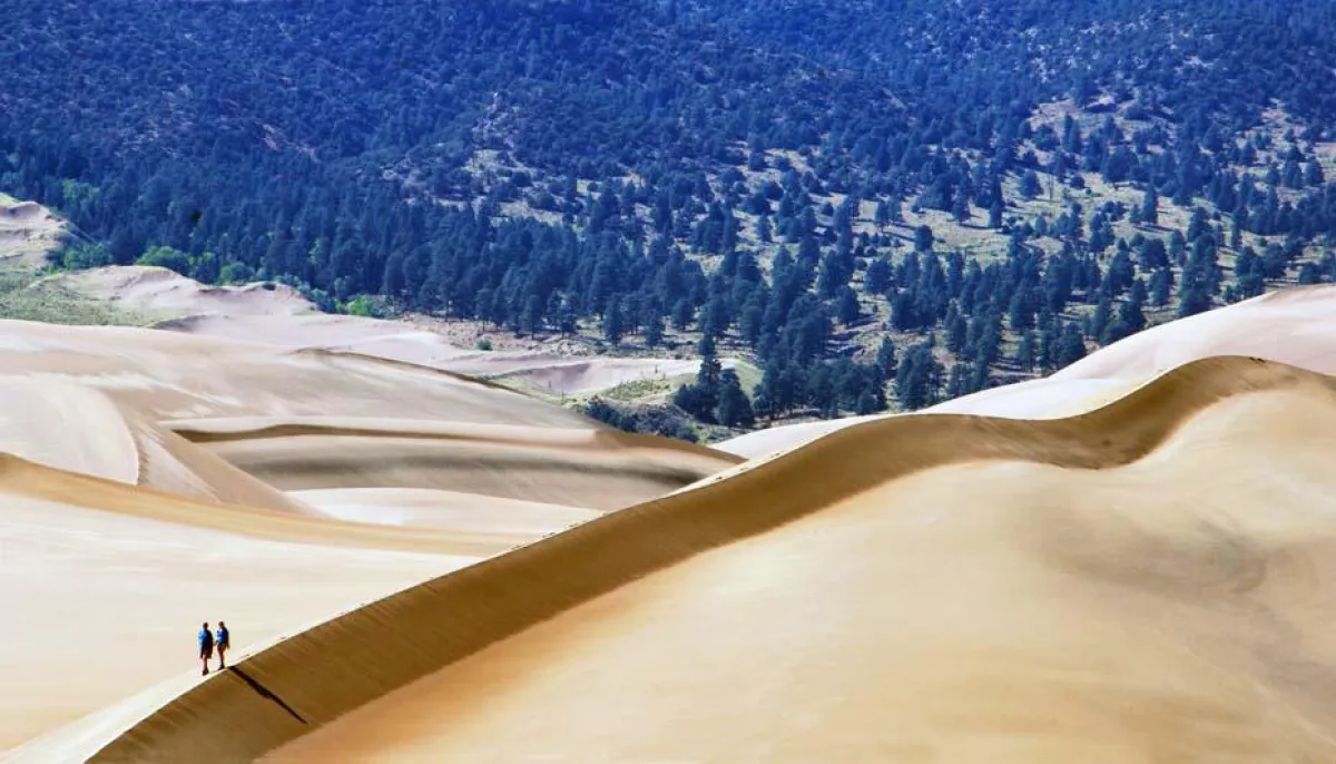 Zwei Wanderer im Great Sand Dunes Nationalpark (c) National Park Service