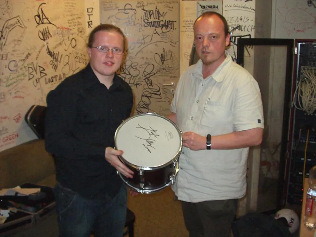 ANGELO KELLY überreicht Tommy Berger (Leiter der Jugend-Kultur-Etage) die Tom im Backstage des SKZ Hanseat-Salzwedel, dem Domizil von \