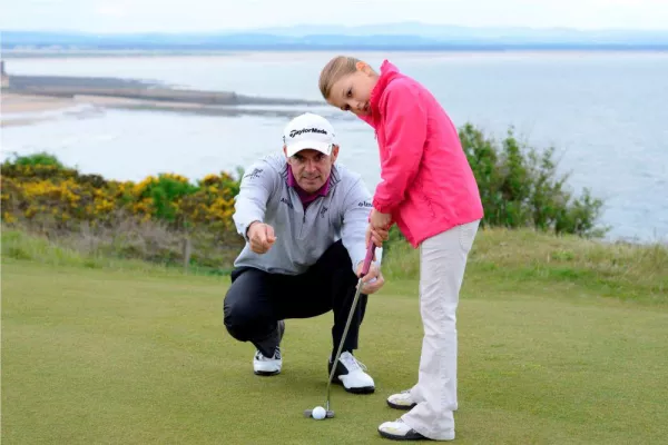Bild: Paul McGinley und Beatriz Recari präsentieren das erste Allianz Golf Camp in St Andrews Links