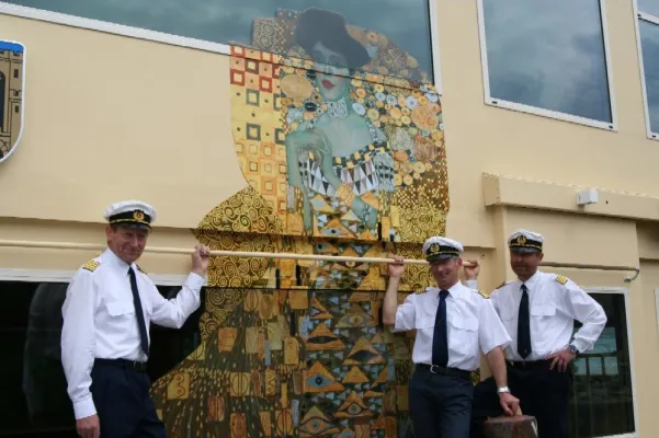 Bild: Atterseeschifffahrt  - Gustav Klimt sticht mit "Adele" in See