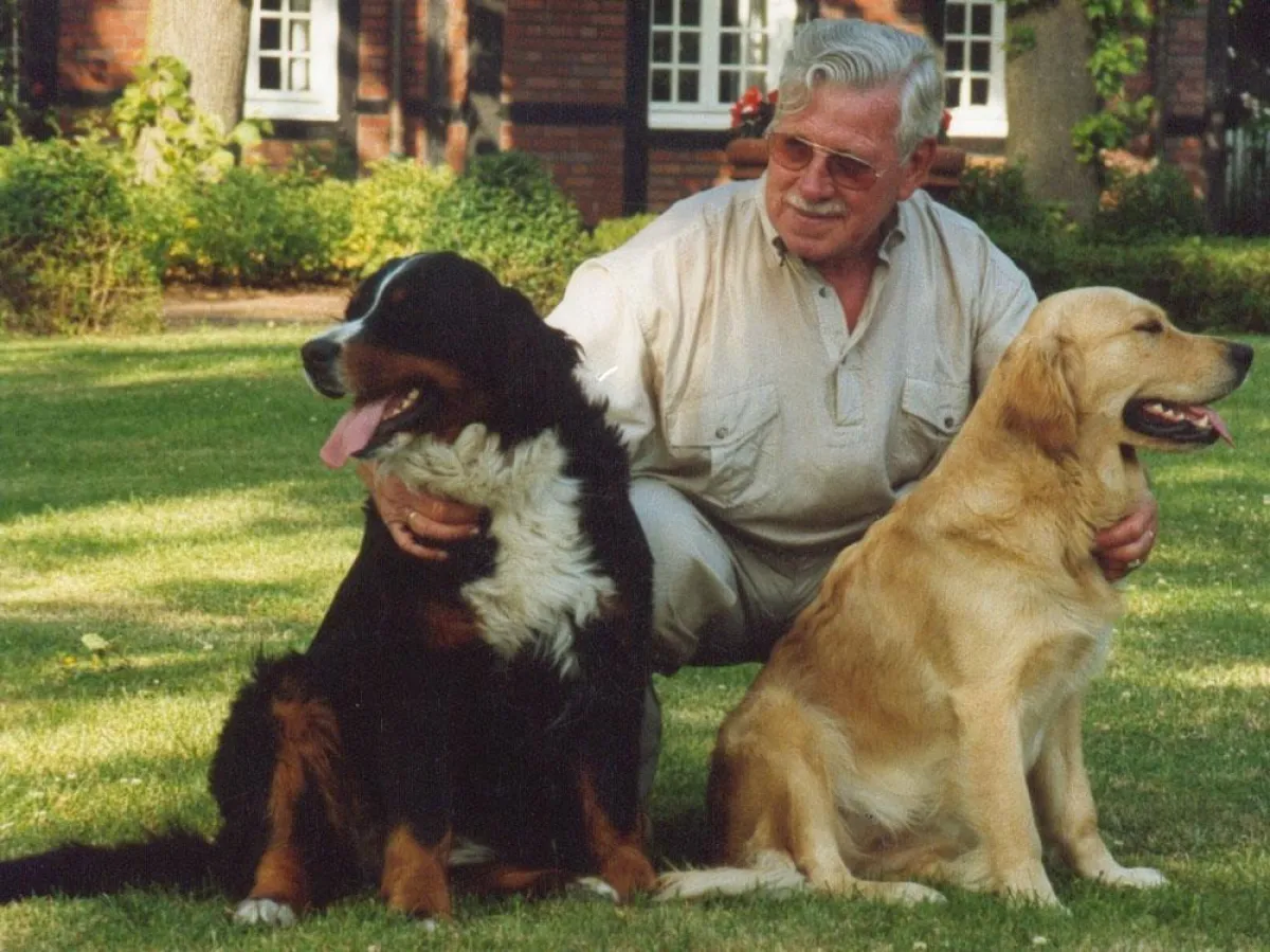 Haushüter kümmern sich während der Urlaubszeit nicht nur um Garten und Briefkasten sondern versorgen auch die geliebten Haustiere. Foto: VDHA / Immowelt.de