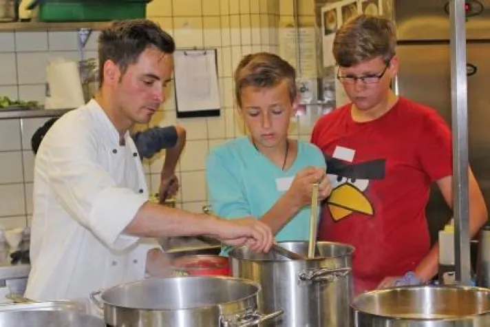 Bild: Kinder entdecken das Radisson Blu Hotel, Dortmund