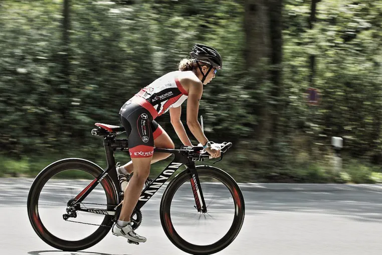 Bild: Angela Kühnlein beendet den IRONMAN in Schweden auf Platz 8