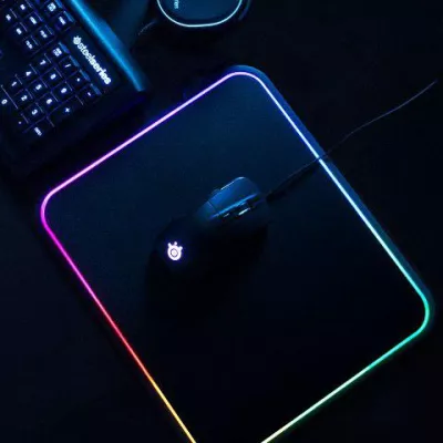 Bild: SteelSeries liefert Gamern das weltweit erste doppeloberflächige RGB beleuchtete Mauspad - Das QcK Prism