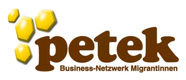 Bild: Tülay Polat stellt auf der Fachtagung ‚Online-Kompetenz für Migrantinnen und Migranten’ PETEKWEB.DE vor