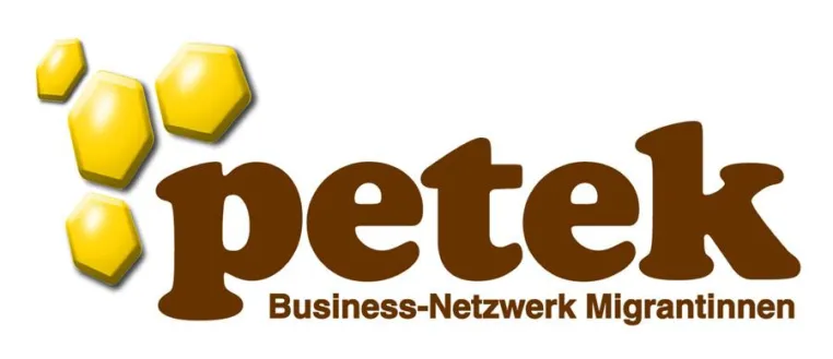 Bild: Tülay Polat stellt auf der Fachtagung ‚Online-Kompetenz für Migrantinnen und Migranten’ PETEKWEB.DE vor
