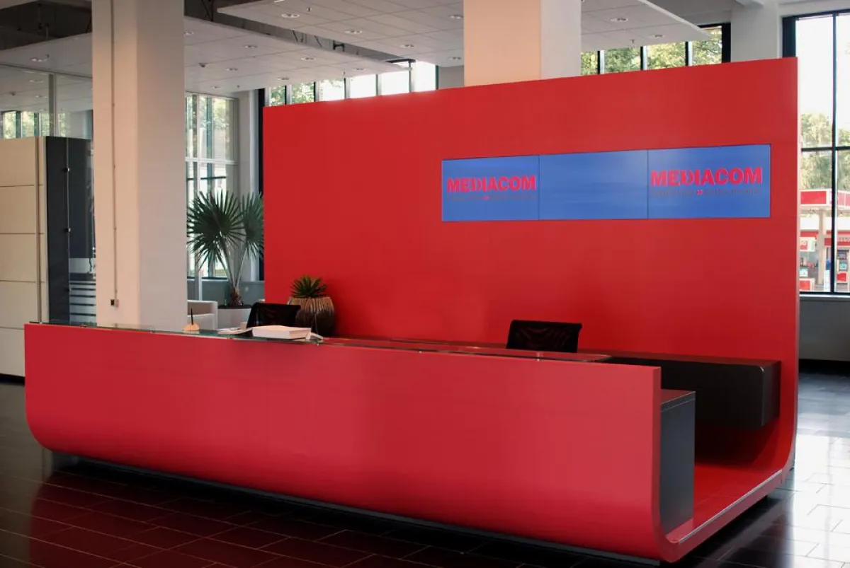 Empfang der Mediacom mit gelungener Integration der Medientechnik