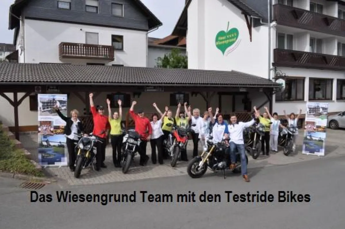 Das Wiesengrund Team freut sich über die Testride Maschinen