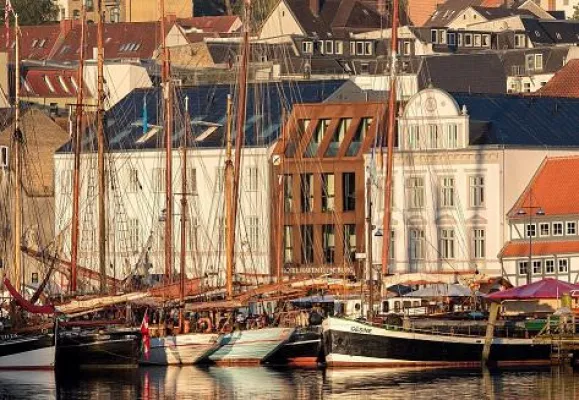 Bild: Zu Ostern an die Flensburger Förde: Lagerfeuerromantik und leckerer Rum im Hotel Hafen Flensburg