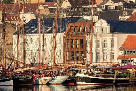 Bild: Zu Ostern an die Flensburger Förde: Lagerfeuerromantik und leckerer Rum im Hotel Hafen Flensburg