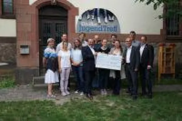 Bild: NH/HH-Recyclingverein spendet € 5.000  für das Jugendschutzprojekt Eltviller Medienscouts