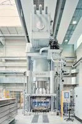 Wickert Composite-Presse für die TU Chemnitz: von 0 auf 25.000 kN in einer Sekunde Bild: Wickert Composite-Presse für die TU Chemnitz: von 0 auf 25.000 kN in einer Sekunde