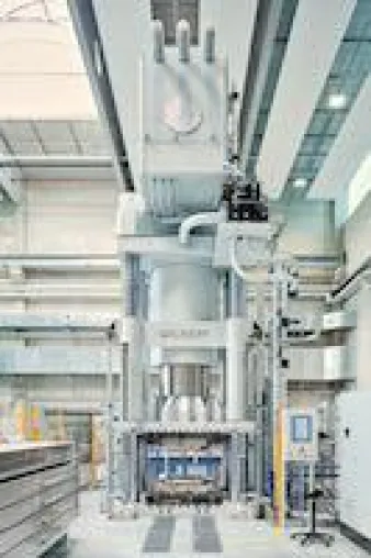 Bild: Wickert Composite-Presse für die TU Chemnitz: von 0 auf 25.000 kN in einer Sekunde