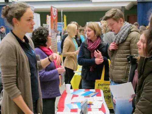 Von Kiel hinaus in die weite Welt - JugendBildungsmesse zu Auslandsaufenthalten in der Kieler Gelehrtenschule Bild: Von Kiel hinaus in die weite Welt - JugendBildungsmesse zu Auslandsaufenthalten in der Kieler Gelehrtenschule
