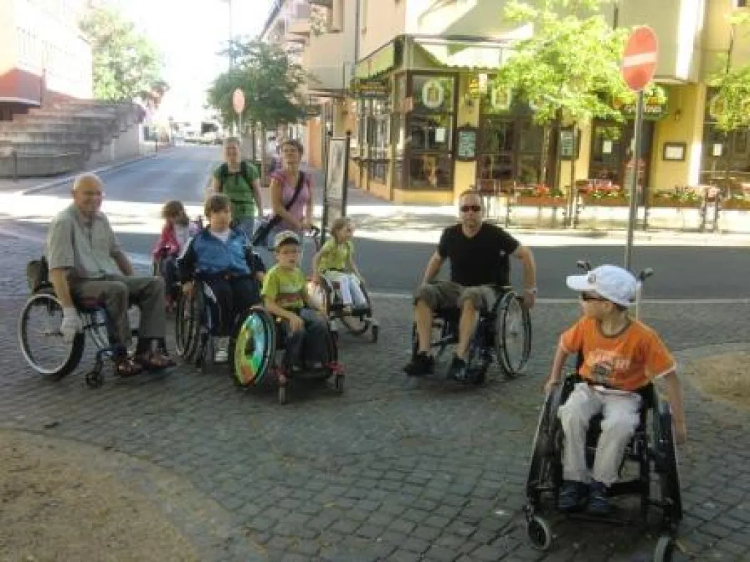 Die Kinderrolligruppe unterwegs in der Braunschweiger Innenstadt.