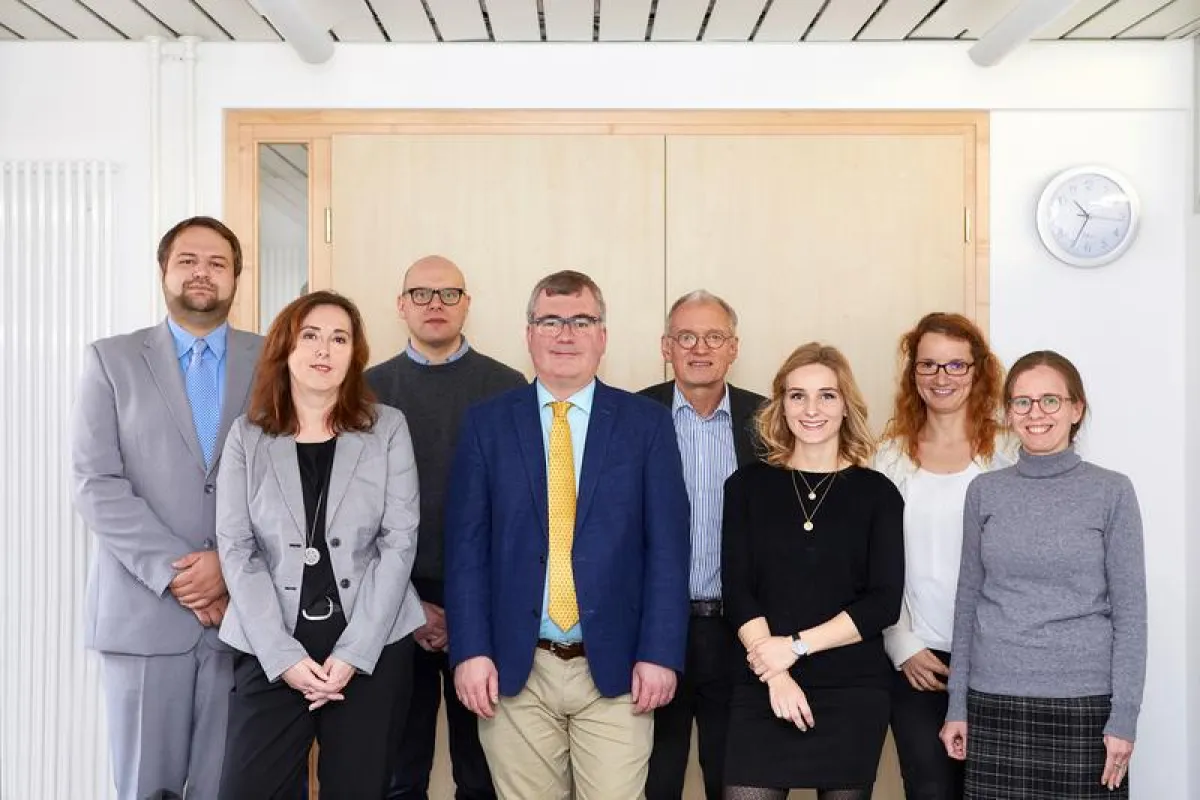Das Forscherteam rund um Professor Dr. Christian Apfelbacher (4.v.l.) und Professor Dr. Thomas Bein (4.v.r.). (UKR / Ulla Lohse)