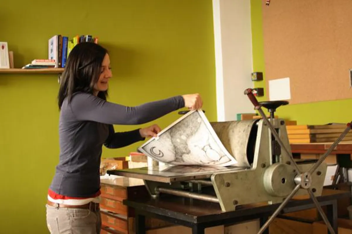 Anna Käse an ihrer Druckpresse