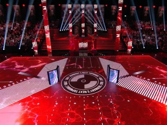 Bild: Voll-LED-Videoboden von ASB GlassFloor sorgt für neue Dimension in der TV-Unterhaltung