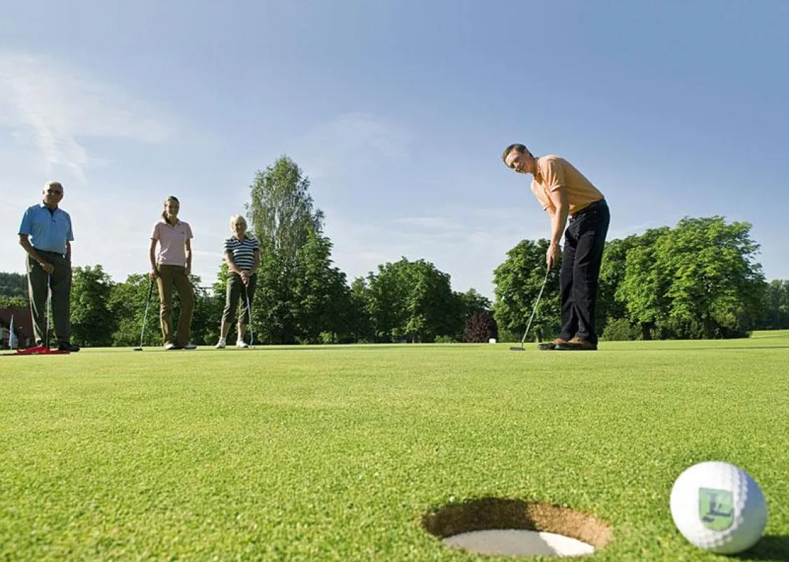Die erfolgreiche Jugend aus dem Golfclub Langenhagen e.V. mit Betreuer Axel Kornack und Trainer Ulrich Schäring.