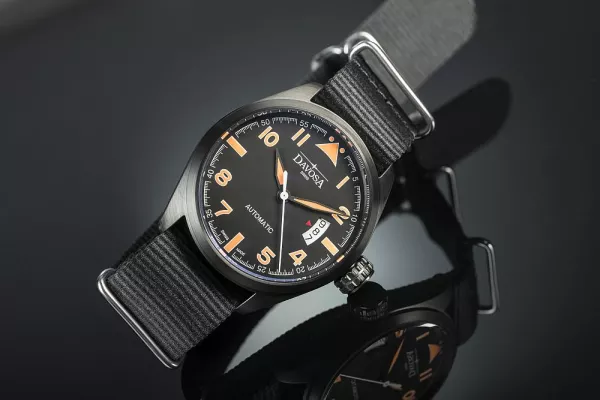 Bild: DAVOSA Black Military: Schweizer Uhr im Vintage- und Flieger-Stil