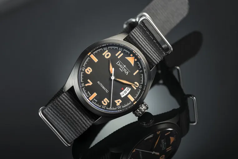 Bild: DAVOSA Black Military: Schweizer Uhr im Vintage- und Flieger-Stil