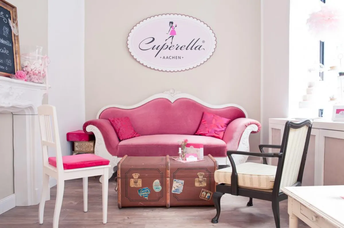 Das Wahrzeichen des Cuperlla - die beliebte Biedermeier-Couch