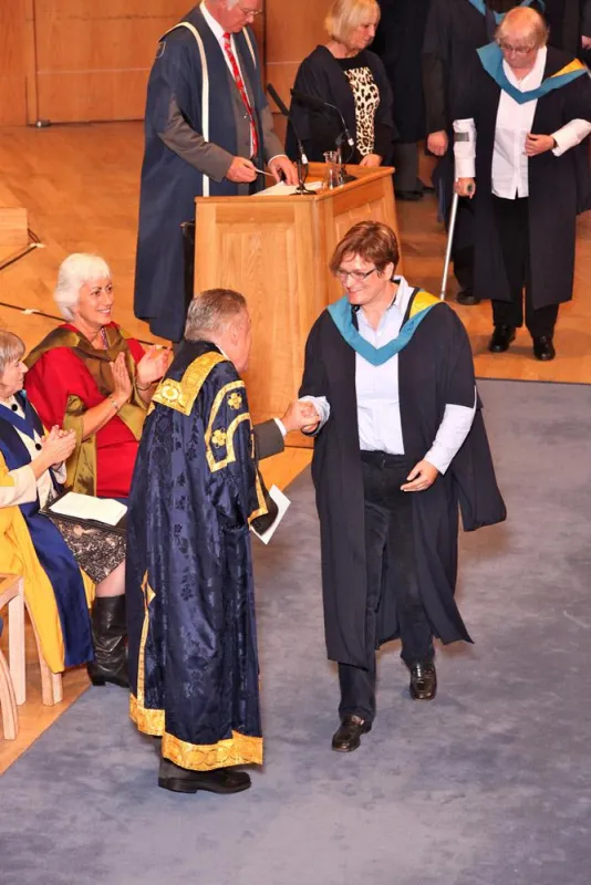 Andrea Böttcher bei der Verleihung ihrer Bachelor-Urkunde in Manchester