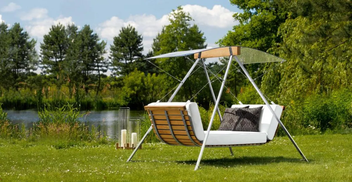 Die alte Hollywoodschaukel wurde tüchtig entstaubt und erlebt als Designermöbel ihr Revival. Foto: Schmiddem / Loom Living