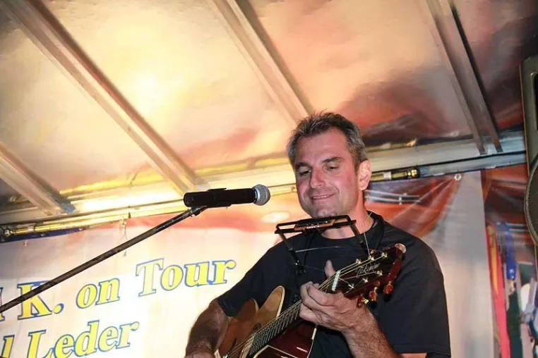 „Heute bin i wieder auf Tour“: Österreichischer Musiker zu Gast im Nordseeheilbad Bensersiel Bild: „Heute bin i wieder auf Tour“: Österreichischer Musiker zu Gast im Nordseeheilbad Bensersiel