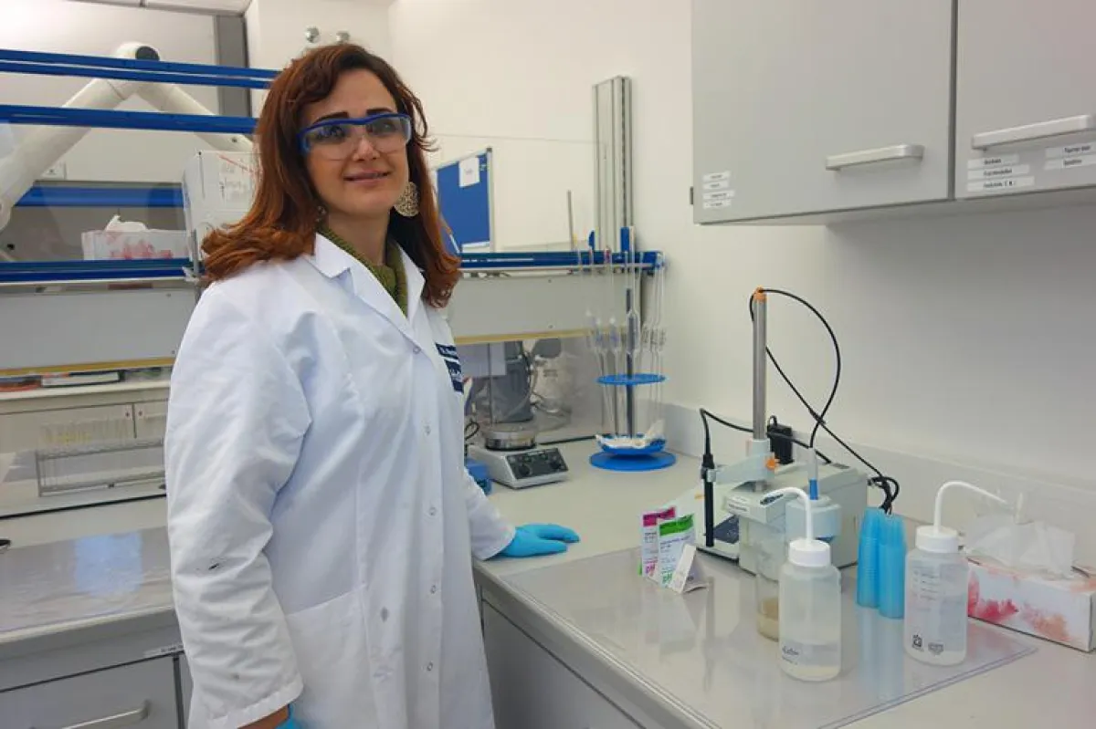 Dina Alessa arbeitet bei H2O im Labor.