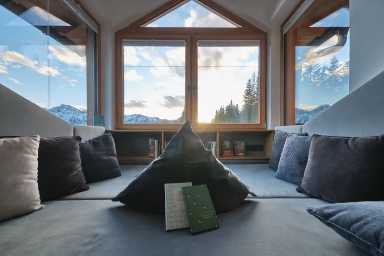 Bild: 12.000 Bücher als Markenzeichen: Austrian Hideaways eröffnet Boutique-Hotel mit vertikaler Bibliothek 