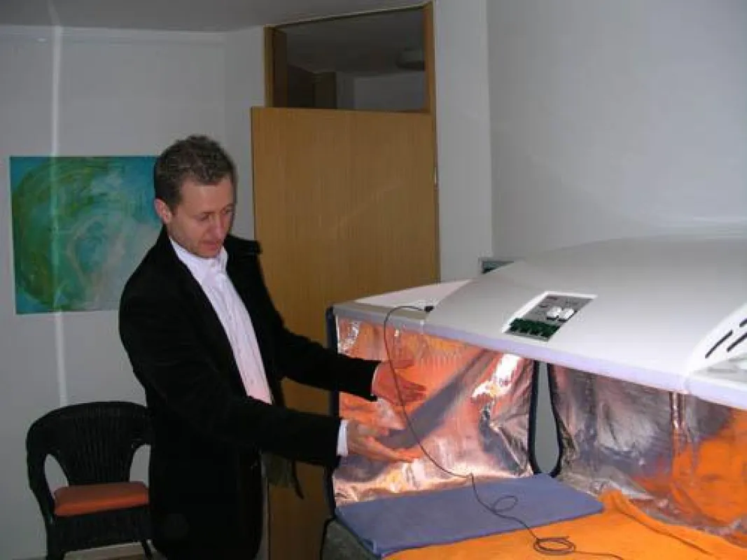 Die Ganzkörperhyperthermie findet in einer Infrarotkabine der Firma Heckel-Medizintechnik statt.