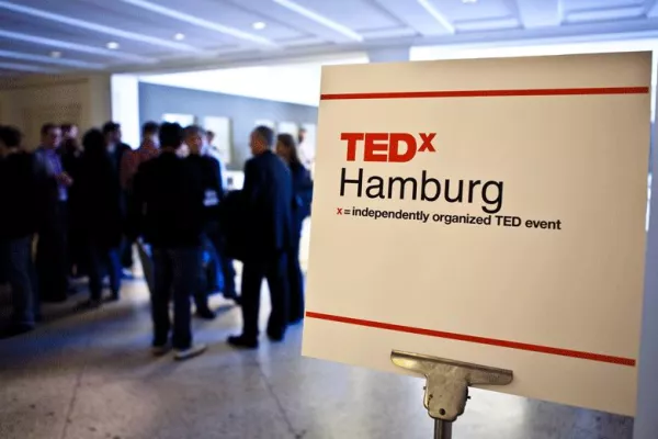 Bild: REALITIES REBUILT bei TEDx in Hamburg