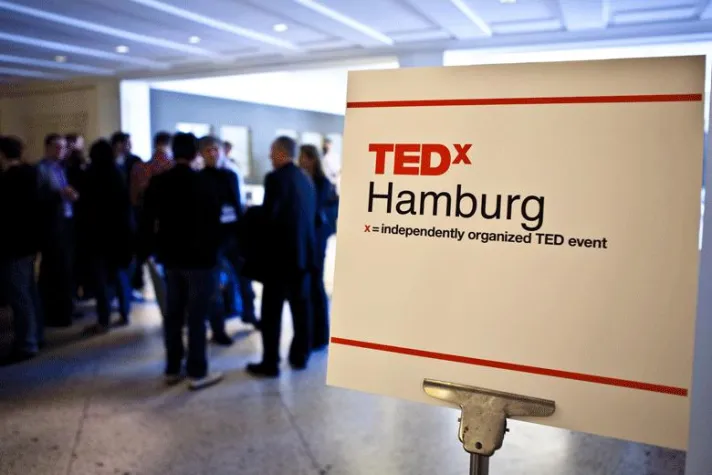 Bild: REALITIES REBUILT bei TEDx in Hamburg