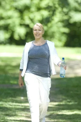 Bild: Aktiv im Alter: Richtiges Trinken fördert Gesundheit und Wohlbefinden