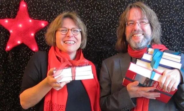 Bild: Weihnachtliches mit einem Zwinkern - Literaturperformance für Erwachsene im Café Engelchen