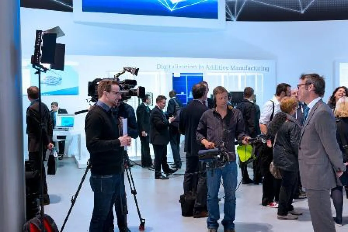 (Foto: hl-studios, erlangen): Das HL-Filmteam war auf der Hannover-Messe vor Ort...