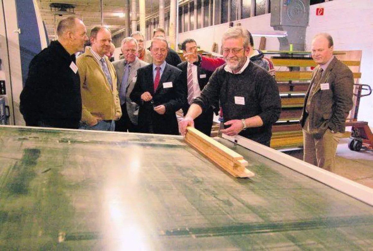 Produktionsleiter Ralph Becken stellt den Mitgliedern der Steinburger Wirtschaftsförderung die hochmoderne Fertigungslinie für Holzfenster vor.