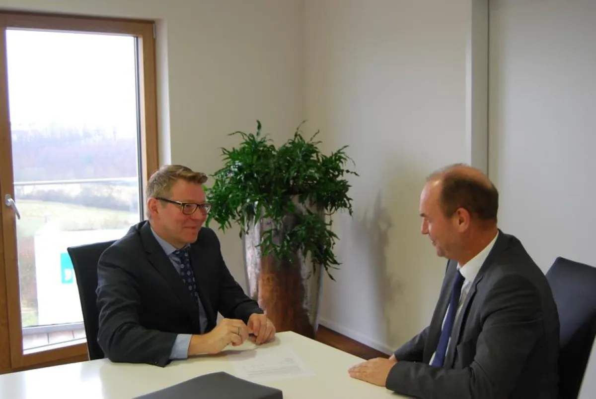 Dirk Fieml, Vivax GmbH und Folkert Wilken bei der Vertragsunterzeichnung