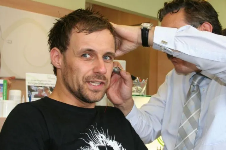Die Punkrock-Band Donots begeistert von maßgefertigten InEar-Kopfhörern vom Hörgeräte-Akustiker Bild: Die Punkrock-Band Donots begeistert von maßgefertigten InEar-Kopfhörern vom Hörgeräte-Akustiker