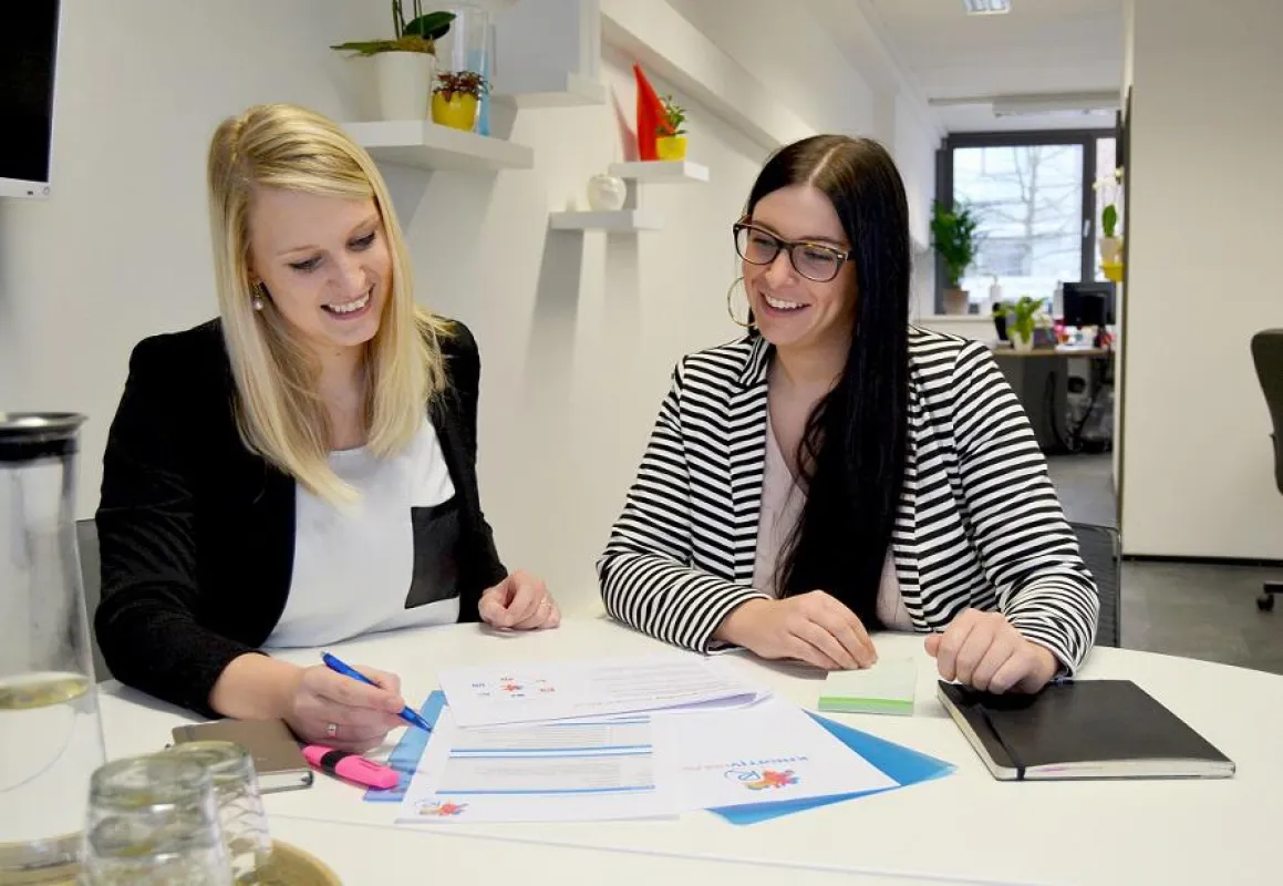 Die Gründerinnen Laura Wittig und Dorothee Reinhardt (v.l.n.r.) in ihrem Büro der Agentur Kreativrau
