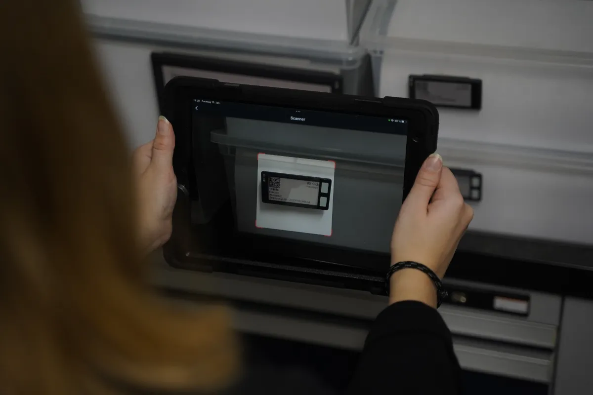 elektronische Etiketten aktualisieren sich per Funk automatisch und sind auch von Barcodescannern le (© EVO Informationssysteme GmbH)